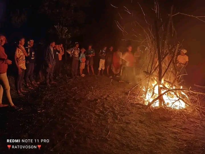 Installation du campement écoresponsable Green Camping Tampolo dans la forêt de Fénérive-Est